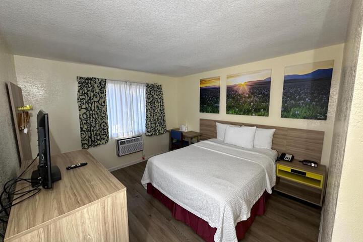 1 King Bed (4 of 6)