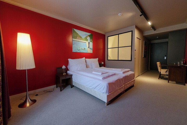 Room 8 of 103