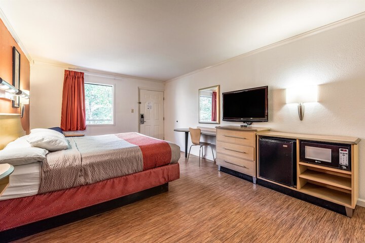 1 King Bed (12 of 12)