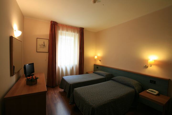 Room 10 of 37