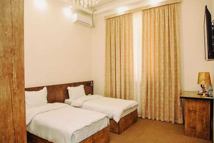 Room 7 of 12