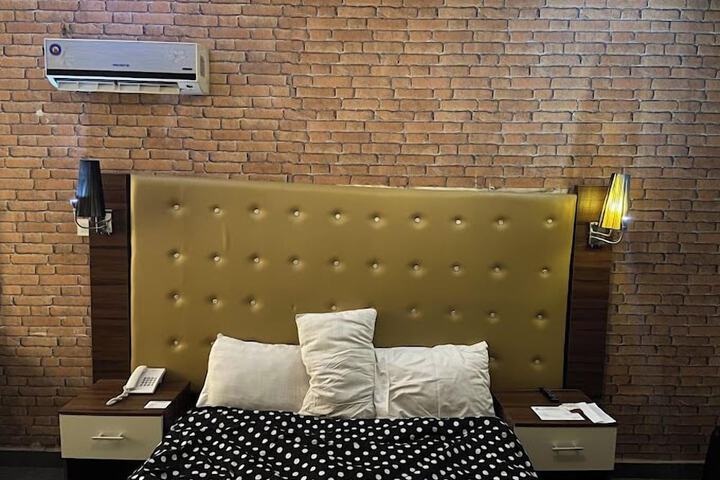 Room 2 of 62