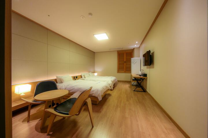 Room 8 of 90