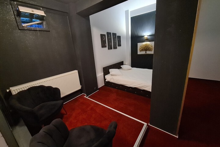 Room 7 of 11