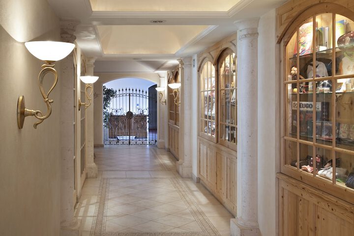 Ballroom/Hall 33 of 43