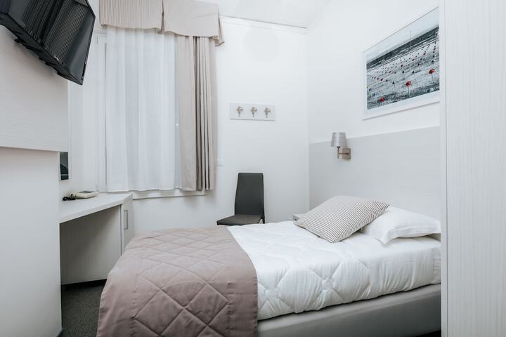 Room 4 of 25