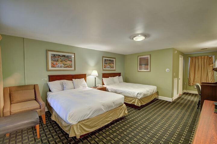 Standard Double Queen Room (2 of 4)