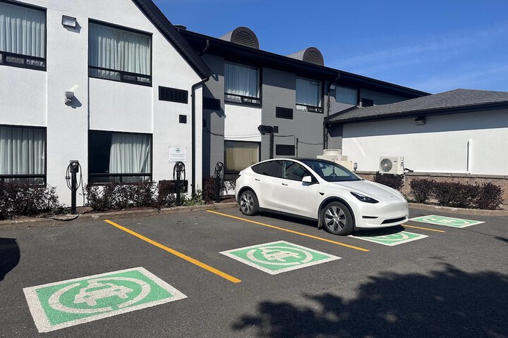 Electric vehicle charging station