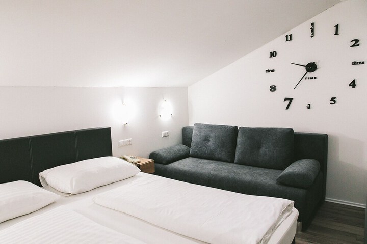 Room 11 of 99