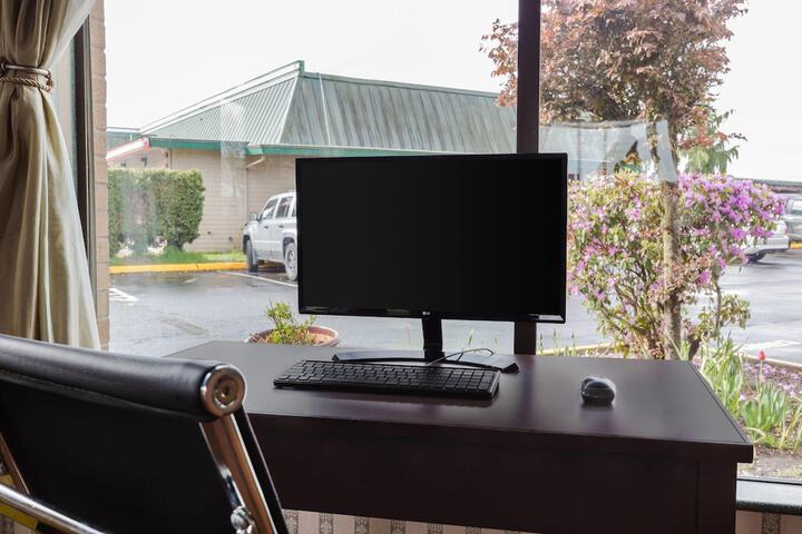 Business Center 14 of 17