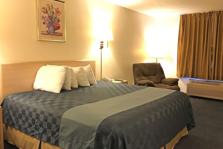 1 Queen Bed (2 of 10)