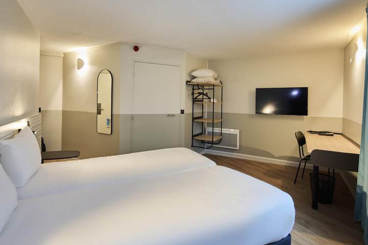 Room 5 of 48