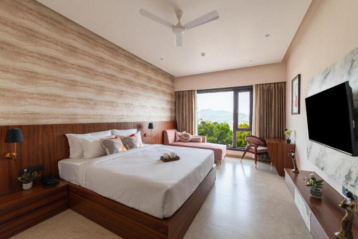 PINNACLE Udaipur - Boutique Rooftop Pool Hotel Near the Lakes