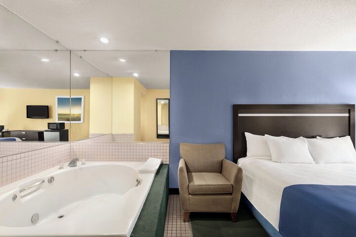 Room 4 of 11