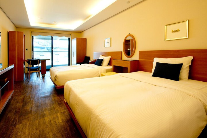 Room 3 of 74