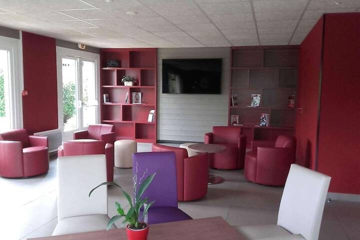 Lounge 21 of 28
