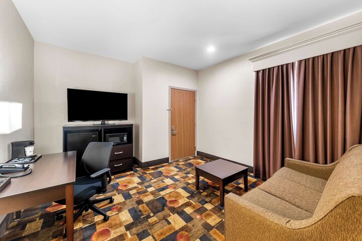 1 King Bed Microwave and Refrigerator WiFi Full Breakfast (16 of 26)