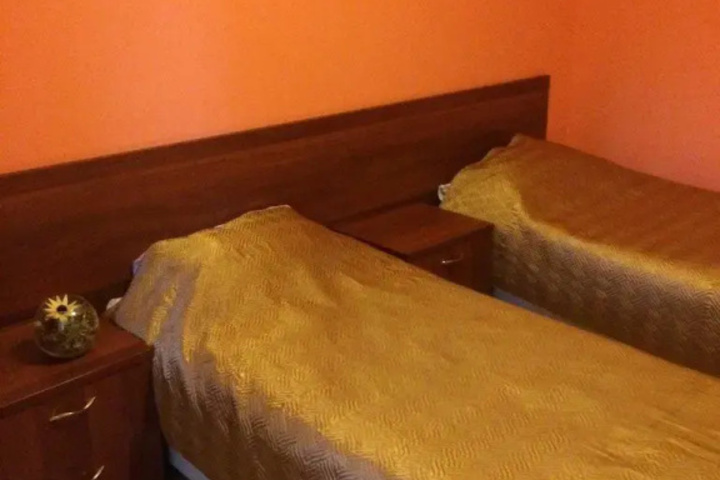 Room 6 of 11
