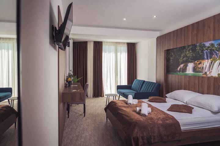 Room 5 of 16