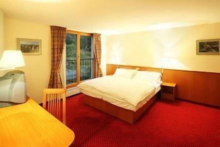 Room 4 of 37