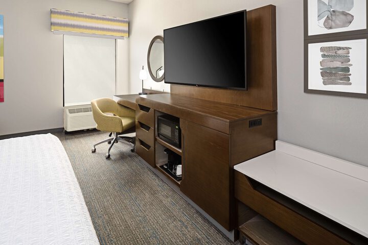 1 King Bed Study with Sofa Bed (19 of 24)
