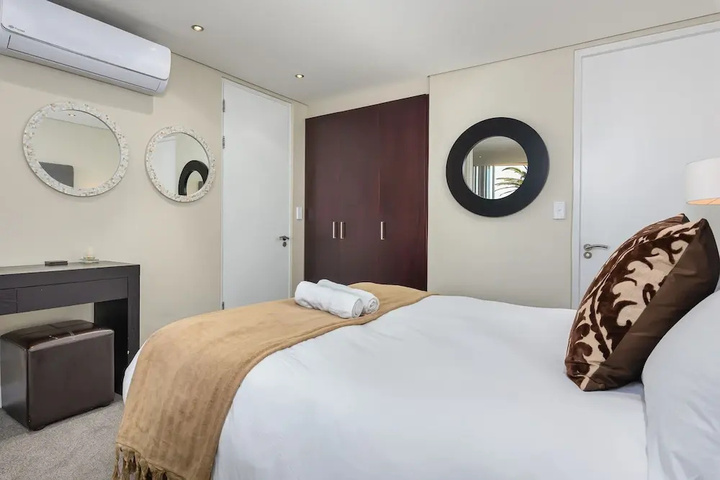 Room 2 of 10
