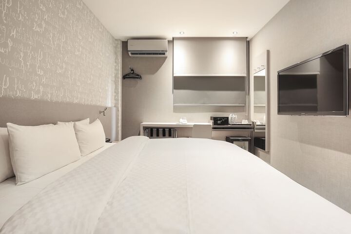 Room 9 of 37