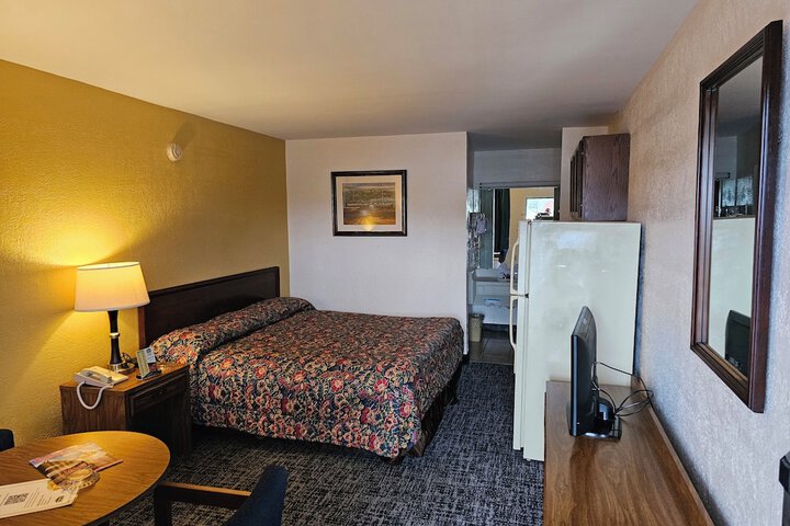 Deluxe King Bed (6 of 17)