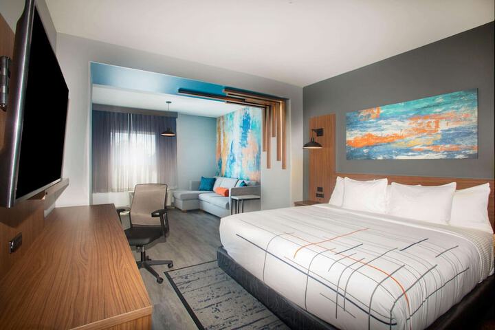1 King Bed Mobility Hearing Impaired Accessible Room (5 of 11)