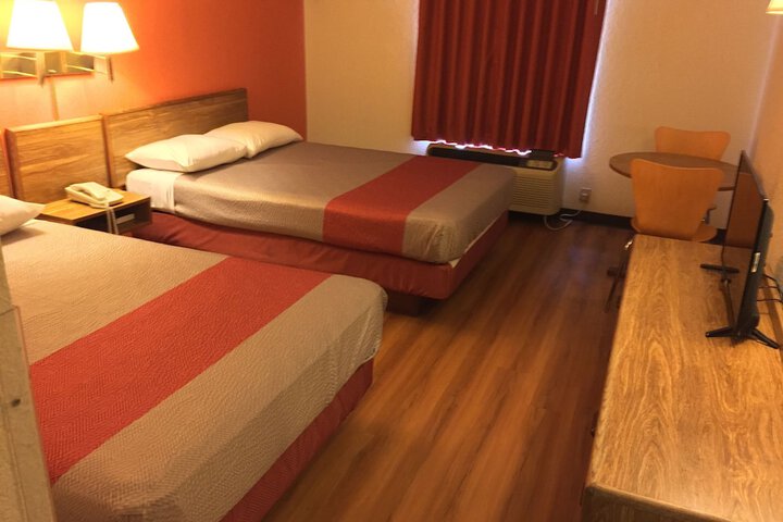 2 Double Beds (3 of 4)