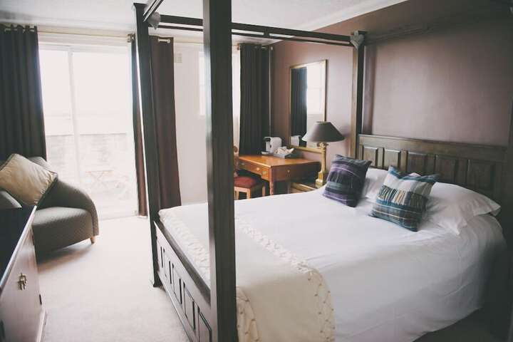 Room 9 of 11