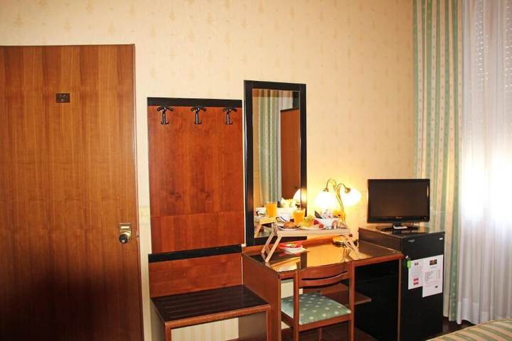 Room 16 of 40