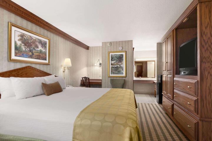 1 King Bed (15 of 35)