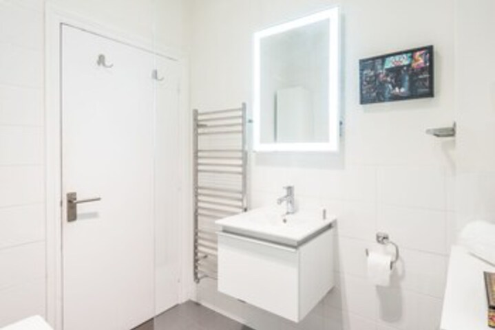 Room 2 of 27