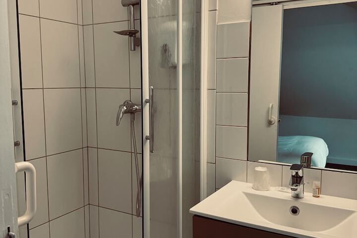 Room 9 of 16