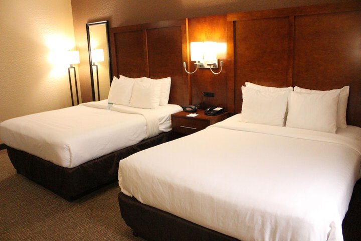 2 Queen Beds (7 of 20)