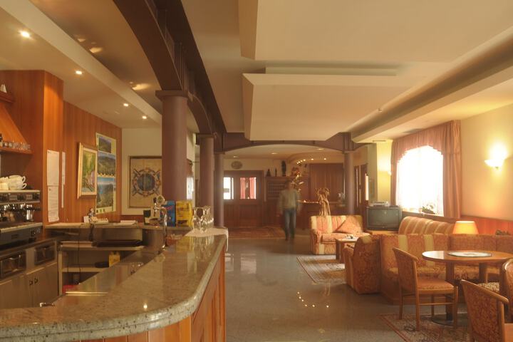 Lounge 43 of 50