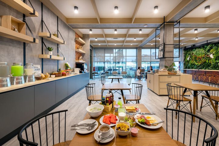 Breakfast/Coffee Service 62 of 126
