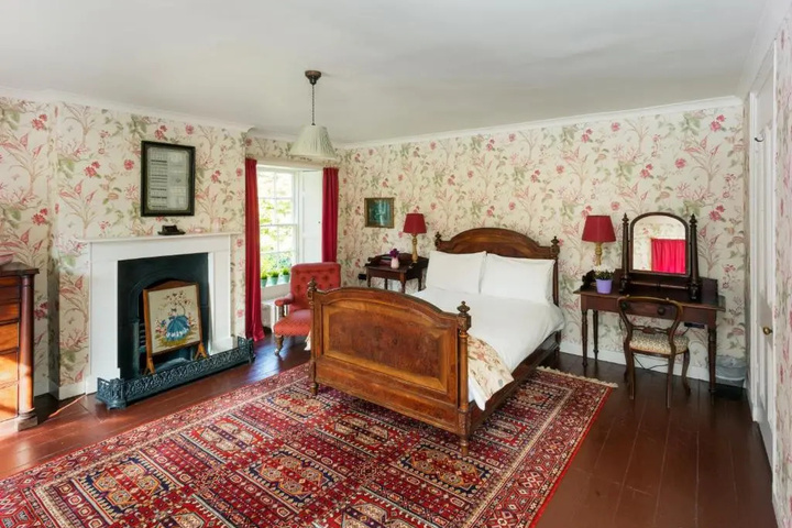 Room 4 of 16