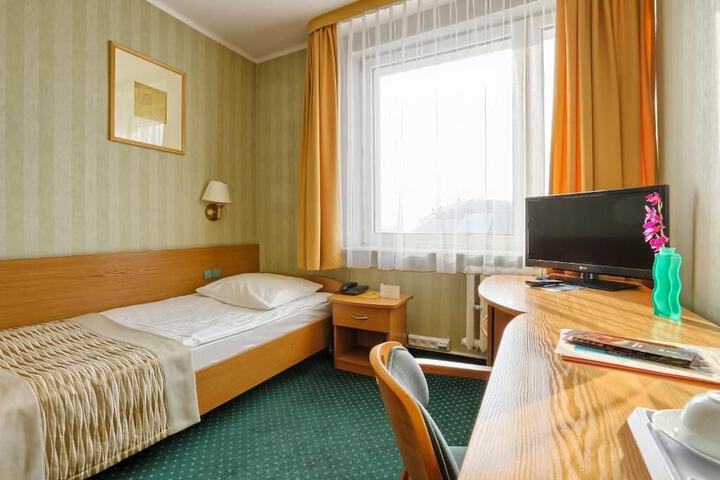 Room 9 of 16