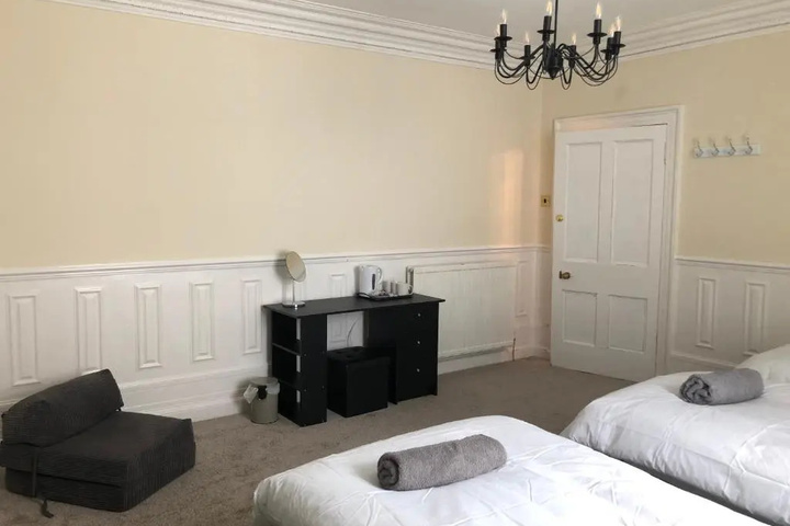 Room 6 of 14