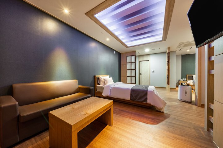 Room 53 of 91