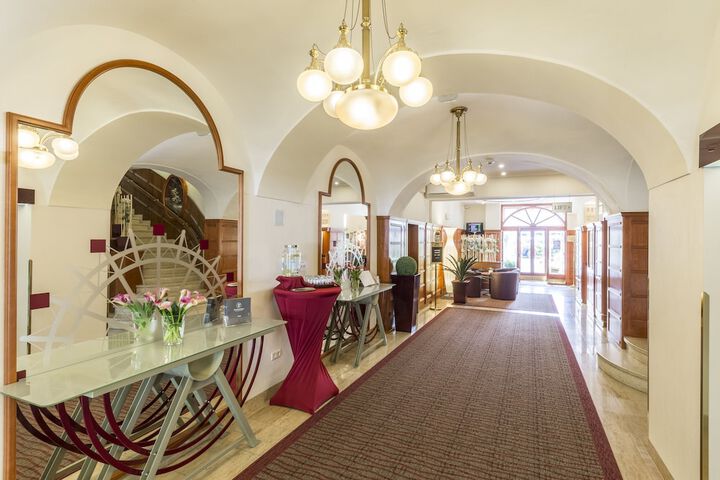 Entrance & Lobby