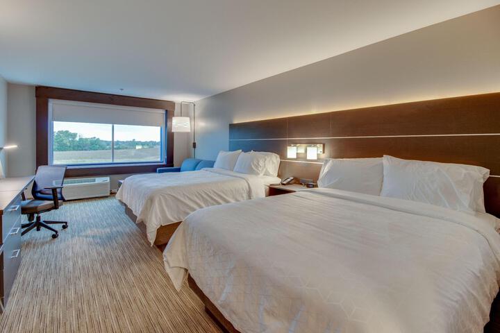 2 Queen Beds (5 of 14)