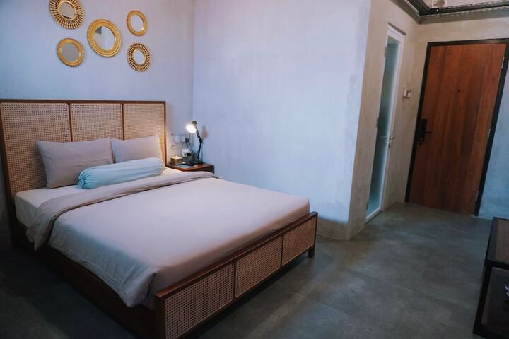 Room 8 of 28