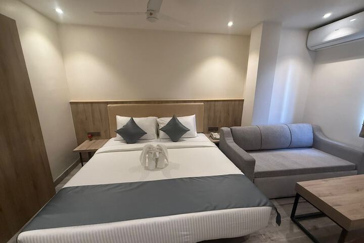 Room 6 of 13