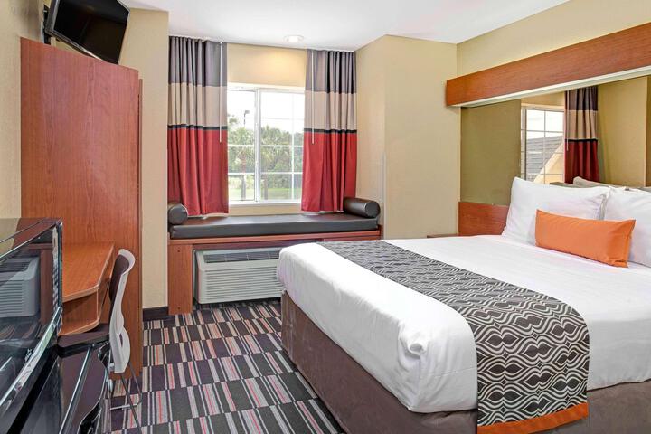 1 Queen Bed Accessible Room (15 of 16)