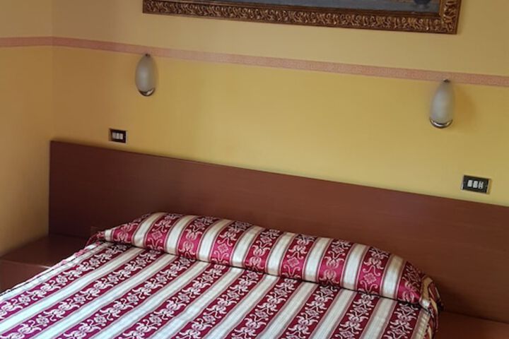 Room 9 of 28