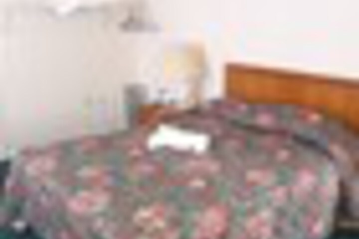 Room 8 of 102