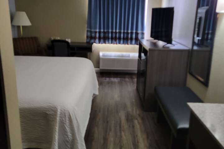 1 King Bed (4 of 11)